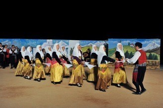 Συμμετοχή του τμήματος παραδοσιακών χορών στο διήμερο Θεσσαλικών Σωματείων, στο Θέατρο Πέτρας.