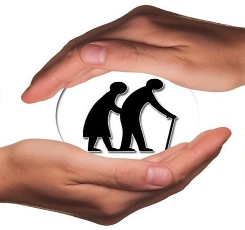 Απεικονίζεται ένα ζευγάρι ηλικιωμένων που προστατεύονται από δύο χέρια