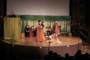 Με μεγάλη επιτυχία παρουσιάστηκε η Θεατρική Παράσταση «Παραμυθοσαλάτα» από την Παιδική & Εφηβική Θεατρική ομάδα του Δήμου Πετρούπολης