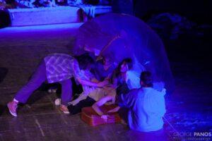 Πραγματοποιήθηκε η παράσταση «Τα παιδιά με τις βαλίτσες» από την Εφηβική Θεατρική Ομάδα του Δήμου Πετρούπολης