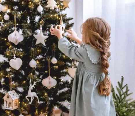 Ο Δήμος Πετρούπολης φωταγωγεί το Χριστουγεννιάτικο δέντρο της πόλης.