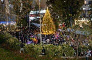 «Χριστούγεννα Πρωτούγεννα στη γιορτινή μας πόλη!»: Έλαμψε η Πετρούπολη στη φωταγώγηση του δέντρου