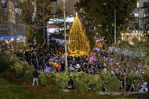 «Χριστούγεννα Πρωτούγεννα στη γιορτινή μας πόλη!»: Έλαμψε η Πετρούπολη στη φωταγώγηση του δέντρου