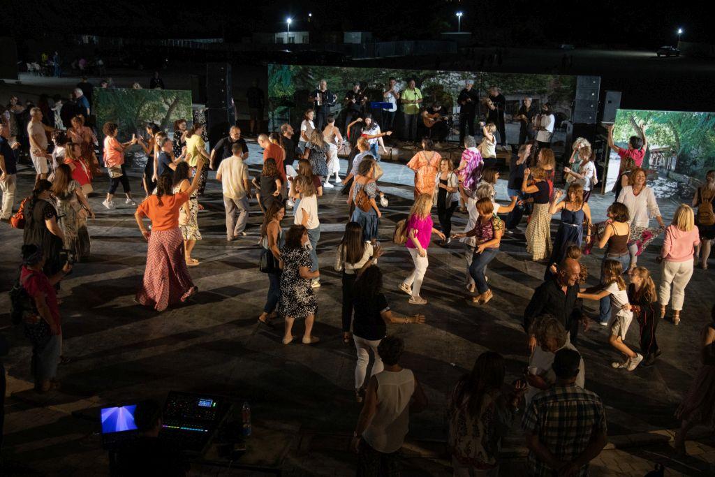 «10ο Συναπάντημα Παραδοσιακών Χορών»: «Αρώματα», σκοποί και χοροί της Μεσογείου στο Θέατρο Πέτρας