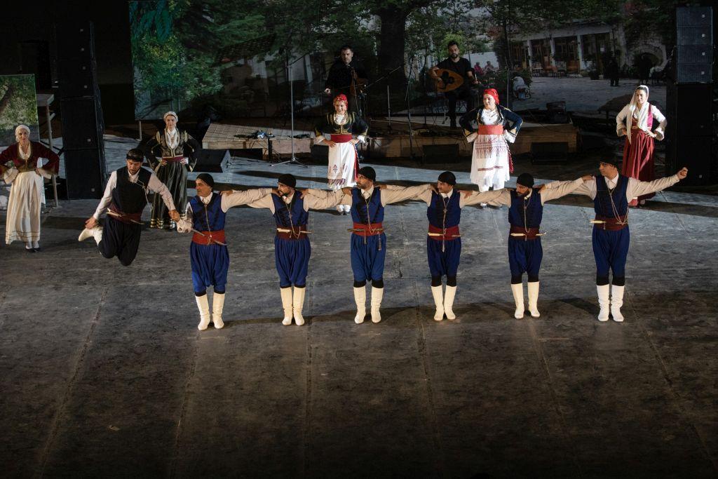 «10ο Συναπάντημα Παραδοσιακών Χορών»: «Αρώματα», σκοποί και χοροί της Μεσογείου στο Θέατρο Πέτρας