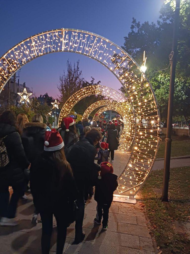 Άνοιξε χθες (18/12) το Χριστουγεννιάτικο χωριό στην Πετρούπολη