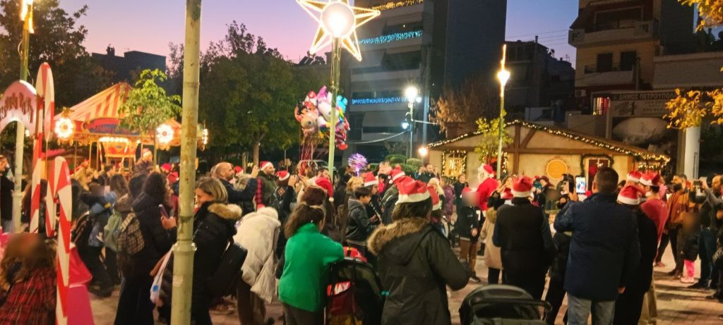 Άνοιξε χθες (18/12) το Χριστουγεννιάτικο χωριό στην Πετρούπολη