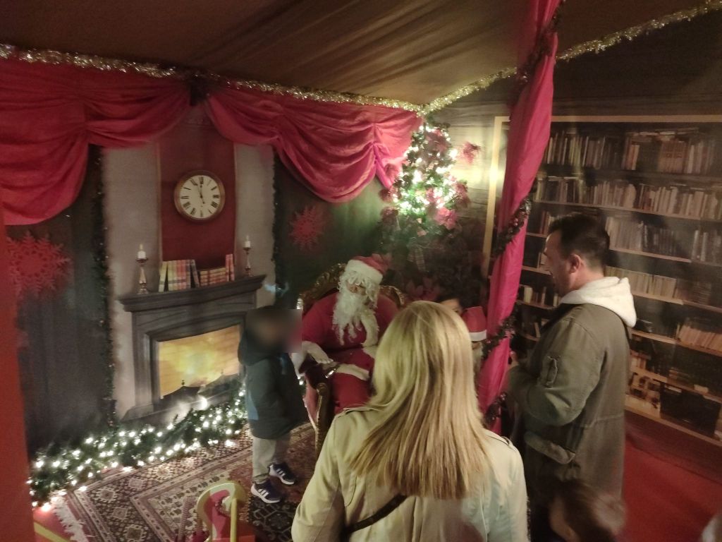 Άνοιξε χθες (18/12) το Χριστουγεννιάτικο χωριό στην Πετρούπολη