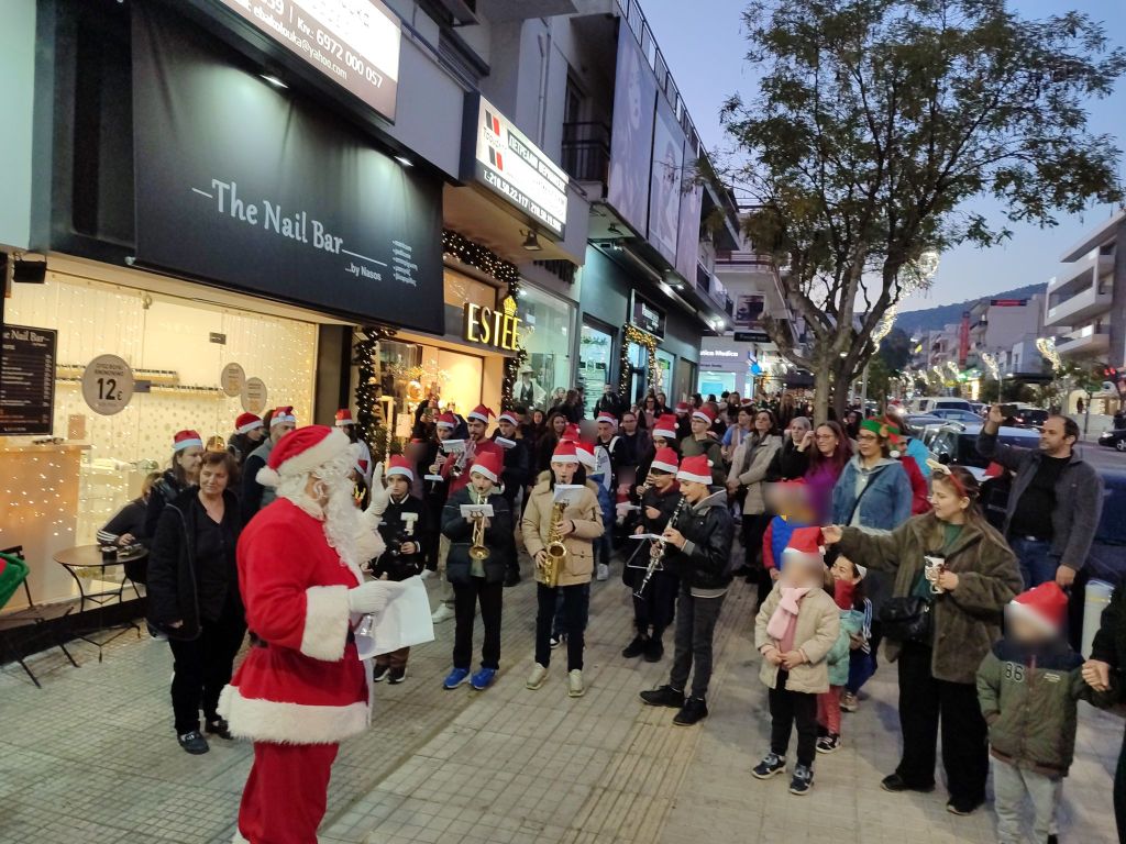 Άνοιξε χθες (18/12) το Χριστουγεννιάτικο χωριό στην Πετρούπολη