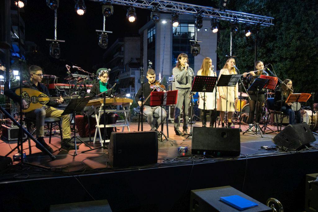 «Χριστούγεννα, Πρωτοχρονιά, με φως και ειρήνη στην καρδιά»: Φωταγωγήθηκε το χριστουγεννιάτικο δέντρο στην Πετρούπολη