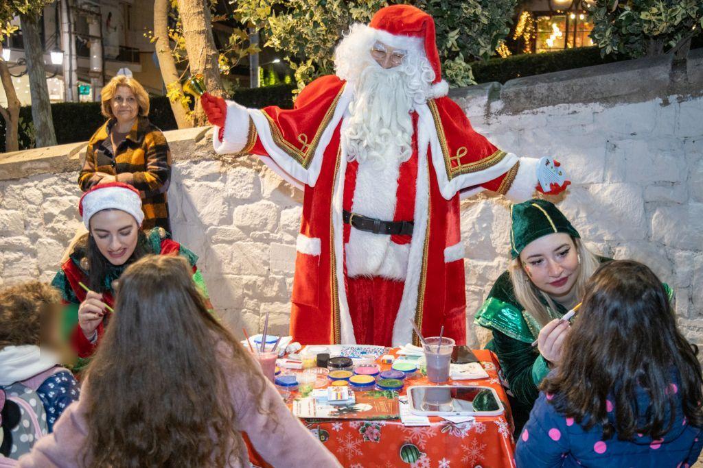 «Χριστούγεννα, Πρωτοχρονιά, με φως και ειρήνη στην καρδιά»: Φωταγωγήθηκε το χριστουγεννιάτικο δέντρο στην Πετρούπολη