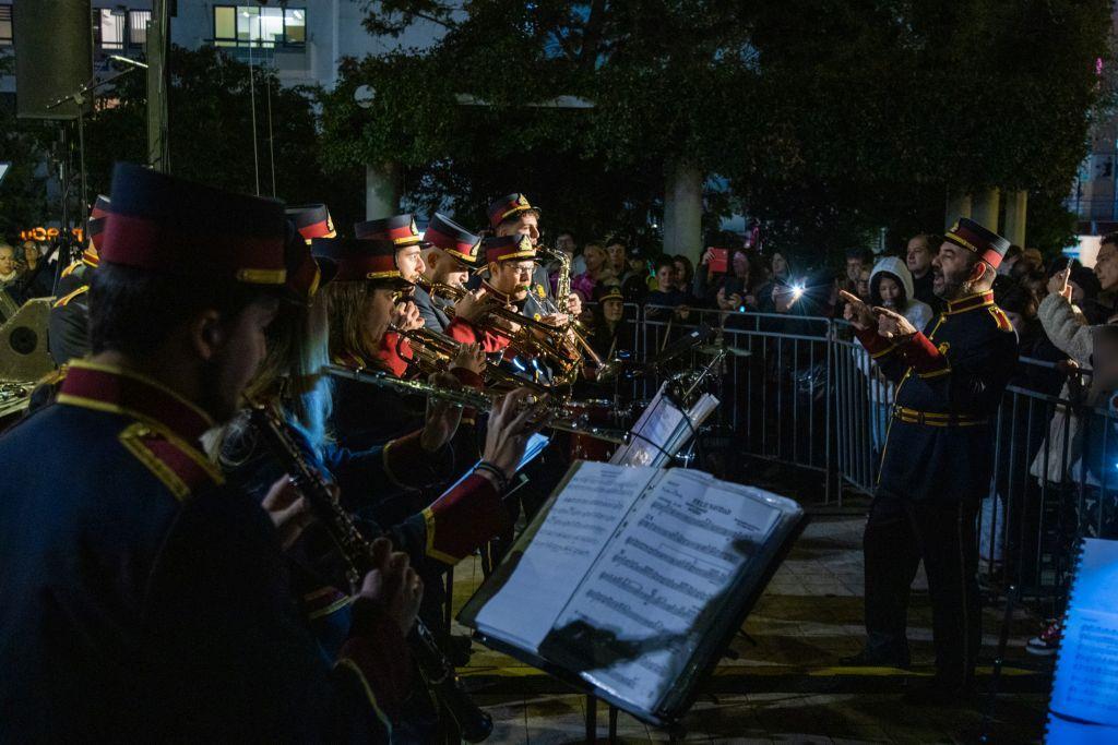 «Χριστούγεννα, Πρωτοχρονιά, με φως και ειρήνη στην καρδιά»: Φωταγωγήθηκε το χριστουγεννιάτικο δέντρο στην Πετρούπολη