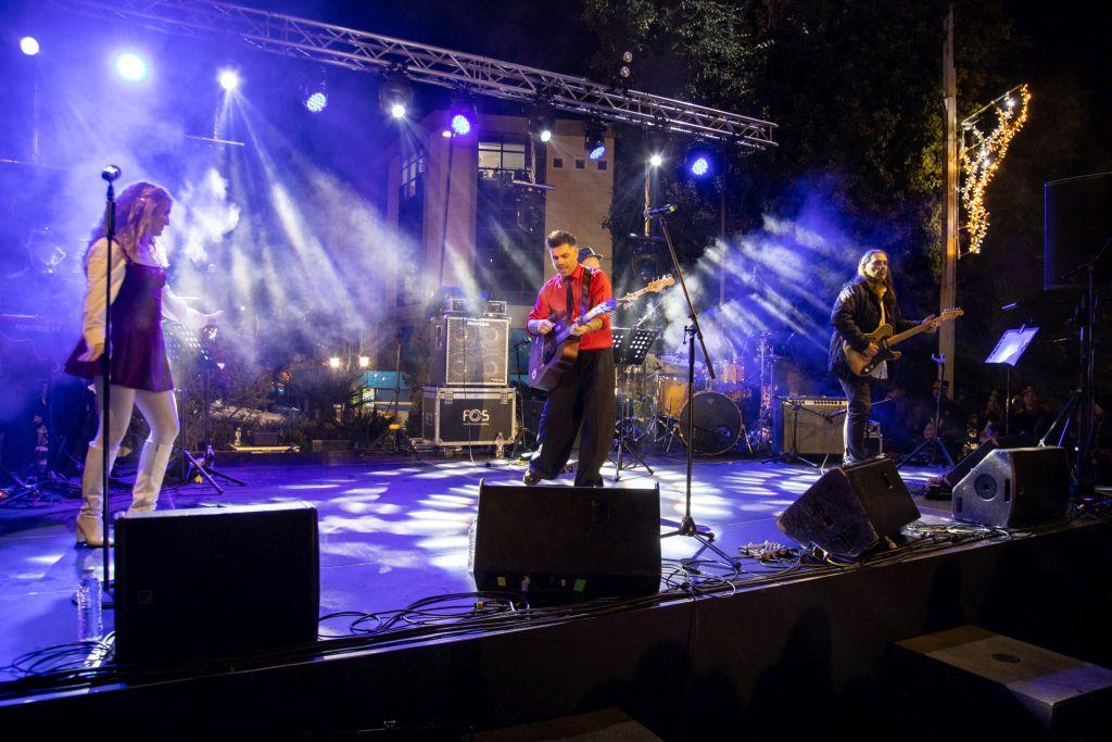 «Χριστούγεννα, Πρωτοχρονιά, με φως και ειρήνη στην καρδιά»: Φωταγωγήθηκε το χριστουγεννιάτικο δέντρο στην Πετρούπολη