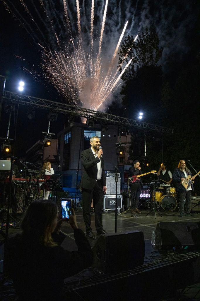 «Χριστούγεννα, Πρωτοχρονιά, με φως και ειρήνη στην καρδιά»: Φωταγωγήθηκε το χριστουγεννιάτικο δέντρο στην Πετρούπολη