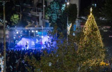 «Χριστούγεννα, Πρωτοχρονιά, με φως και ειρήνη στην καρδιά»: Φωταγωγήθηκε το χριστουγεννιάτικο δέντρο στην Πετρούπολη