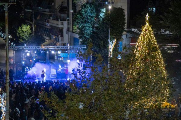 «Χριστούγεννα, Πρωτοχρονιά, με φως και ειρήνη στην καρδιά»: Φωταγωγήθηκε το χριστουγεννιάτικο δέντρο στην Πετρούπολη «Χριστούγεννα, Πρωτοχρονιά, με φως και ειρήνη στην καρδιά»: Φωταγωγήθηκε το χριστουγεννιάτικο δέντρο στην Πετρούπολη