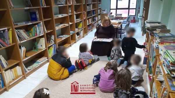 «Χριστούγεννα στη Βιβλιοθήκη» με αφηγήσεις παραμυθιών
