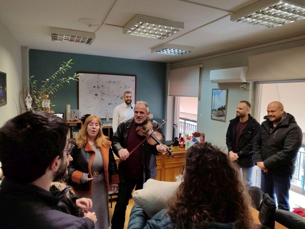 Τα κάλαντα της Πρωτοχρονιάς στον Δήμαρχο