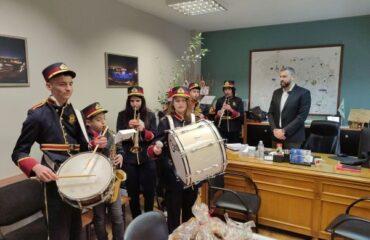 Τα κάλαντα της Πρωτοχρονιάς στον Δήμαρχο