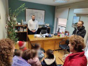 Τα κάλαντα των Χριστουγέννων στον Δήμαρχο και στη Δημοτική Αρχή