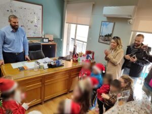 Τα κάλαντα των Χριστουγέννων στον Δήμαρχο και στη Δημοτική Αρχή