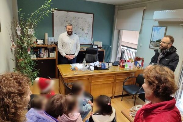 Τα κάλαντα των Χριστουγέννων στον Δήμαρχο και στη Δημοτική Αρχή