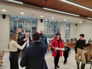 Τα κάλαντα των Χριστουγέννων στον Δήμαρχο και στη Δημοτική Αρχή