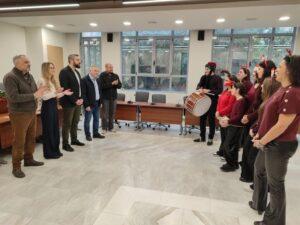 Τα κάλαντα των Χριστουγέννων στον Δήμαρχο και στη Δημοτική Αρχή
