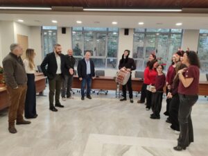 Τα κάλαντα των Χριστουγέννων στον Δήμαρχο και στη Δημοτική Αρχή