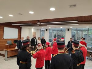 Τα κάλαντα των Χριστουγέννων στον Δήμαρχο και στη Δημοτική Αρχή