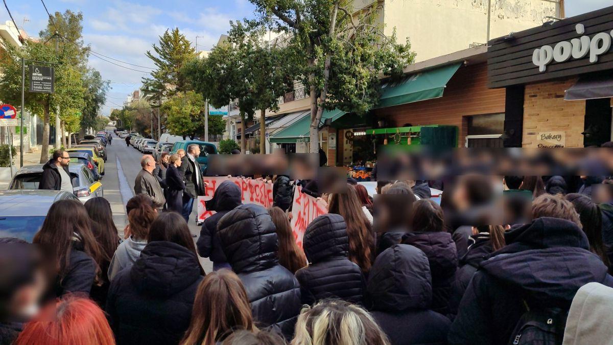 Παράσταση διαμαρτυρίας στο Υπ.Εσ. από Δήμο, μαθητές, καθηγητές και γονείς του 2ου Λυκείου