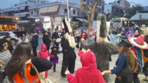 Οι Κουδουνάτοι & η Φιλαρμονική «υποδέχτηκαν» τις Απόκριες Οι Κουδουνάτοι & η Φιλαρμονική «υποδέχτηκαν» τις Απόκριες