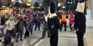 Οι Κουδουνάτοι & η Φιλαρμονική «υποδέχτηκαν» τις Απόκριες Οι Κουδουνάτοι & η Φιλαρμονική «υποδέχτηκαν» τις Απόκριες