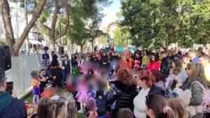 Ξεφάντωσαν οι λιλιπούτειοι μασκαράδες στην παιδική χαρά Αγ. Τριάδας