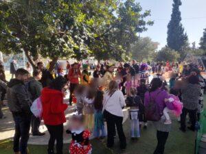 Ξεφάντωσαν οι λιλιπούτειοι μασκαράδες στην παιδική χαρά Αγ. Τριάδας