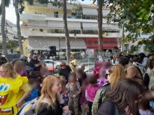 Ξεφάντωσαν οι λιλιπούτειοι μασκαράδες στην παιδική χαρά Αγ. Τριάδας