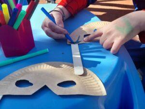 Ξεφάντωσαν οι λιλιπούτειοι μασκαράδες στην παιδική χαρά Αγ. Τριάδας