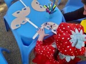 Ξεφάντωσαν οι λιλιπούτειοι μασκαράδες στην παιδική χαρά Αγ. Τριάδας