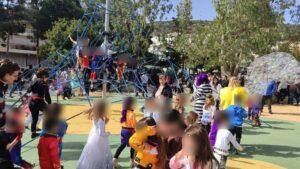 Ξεφάντωσαν οι λιλιπούτειοι μασκαράδες στην παιδική χαρά Αγ. Τριάδας