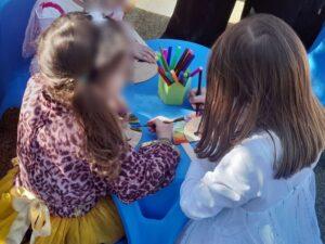 Ξεφάντωσαν οι λιλιπούτειοι μασκαράδες στην παιδική χαρά Αγ. Τριάδας