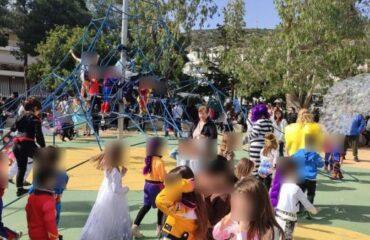 Ξεφάντωσαν οι λιλιπούτειοι μασκαράδες στην παιδική χαρά Αγ. Τριάδας