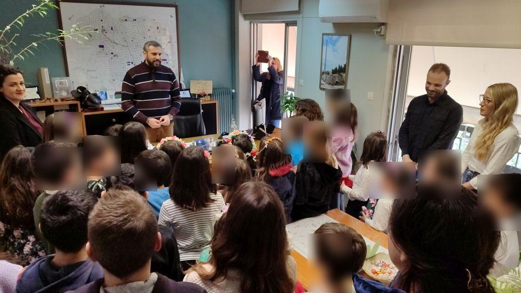 Το τμήμα των Παραδοσιακών Χορών είπε τα «κάλαντα του Λαζάρου» στη Δημοτική Αρχή