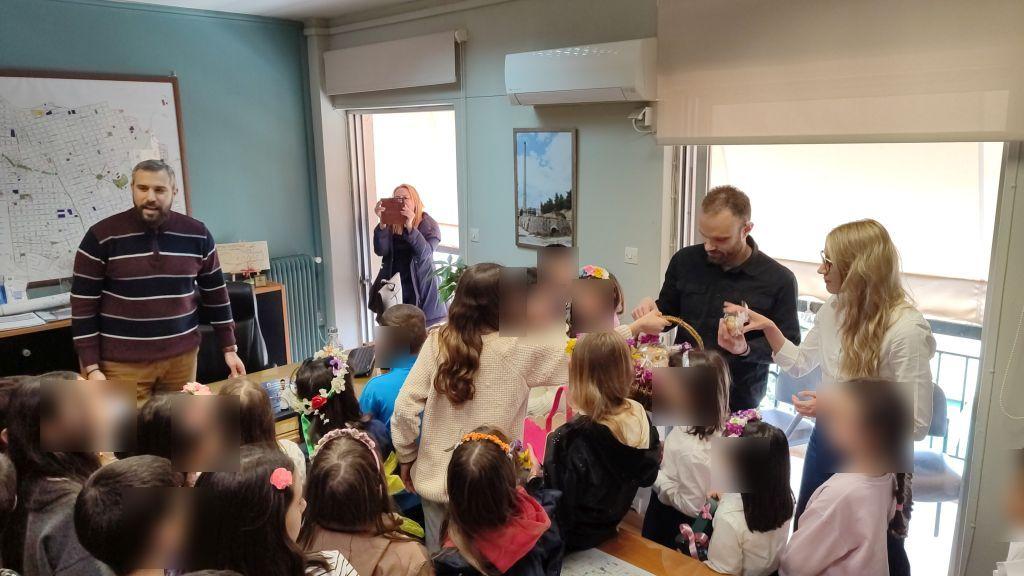 Το τμήμα των Παραδοσιακών Χορών είπε τα «κάλαντα του Λαζάρου» στη Δημοτική Αρχή