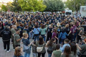 Μια μεγάλη χορευτική παρέα γλέντησε χθες (29/4) στην πλατεία «Ηρώ»