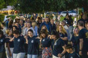 Μια μεγάλη χορευτική παρέα γλέντησε χθες (29/4) στην πλατεία «Ηρώ»
