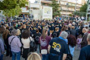 Μια μεγάλη χορευτική παρέα γλέντησε χθες (29/4) στην πλατεία «Ηρώ»