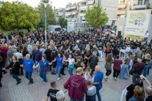 Μια μεγάλη χορευτική παρέα γλέντησε χθες (29/4) στην πλατεία «Ηρώ»