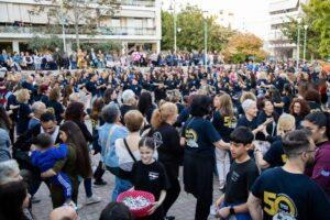 Μια μεγάλη χορευτική παρέα γλέντησε χθες (29/4) στην πλατεία «Ηρώ»