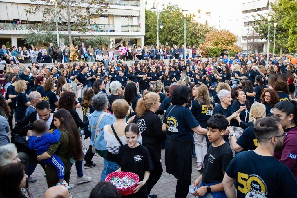 Μια μεγάλη χορευτική παρέα γλέντησε χθες (29/4) στην πλατεία «Ηρώ»