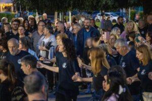 Μια μεγάλη χορευτική παρέα γλέντησε χθες (29/4) στην πλατεία «Ηρώ»